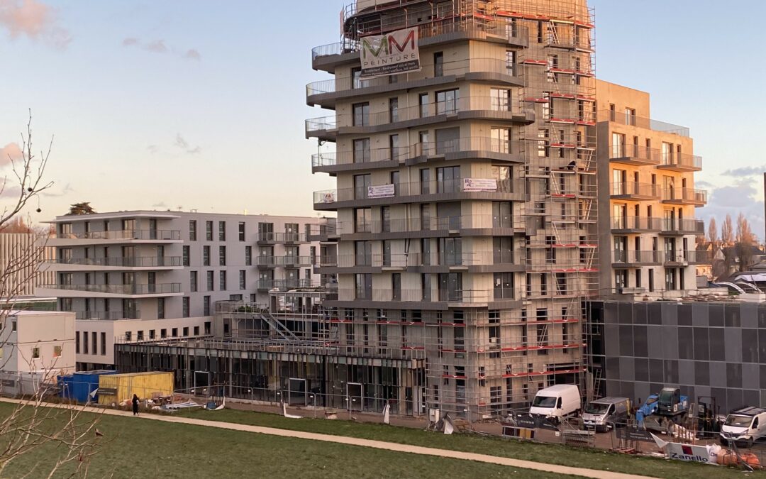 peinture extérieure lasure béton sur la façade d'un immeuble sur la presqu'île de Caen