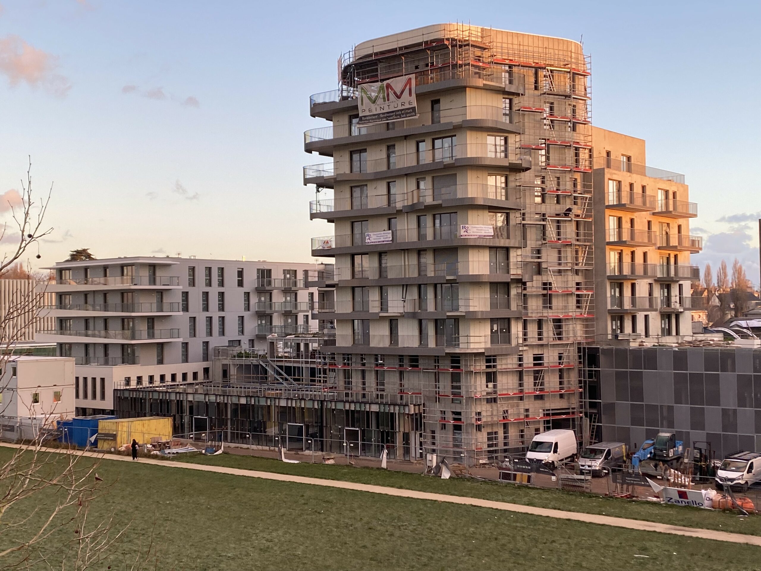 peinture extérieure lasure béton sur la façade d'un immeuble sur la presqu'île de Caen