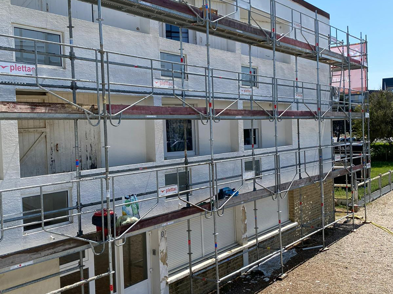 Ravalement de façade et étanchéité liquide type SEL pour un immeuble à ouistreham - Michel Marie Peinture