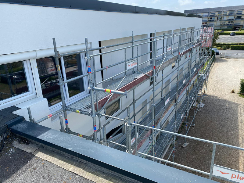 Ravalement de façade et étanchéité liquide type SEL pour un immeuble à ouistreham - Michel Marie Peinture