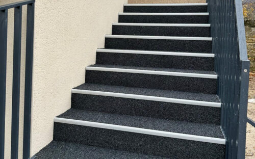 Pose d’un sol coulé en caoutchouc sur coursive et escalier à Cormelles-le-Royal